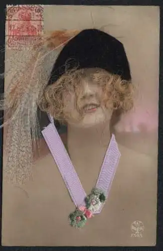 Echt-Haar-AK Junge Frau mit Federschmuck
