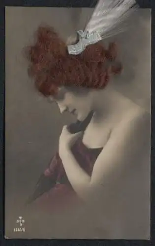 Echt-Haar-AK Hübsche Dame mit Federschmuck