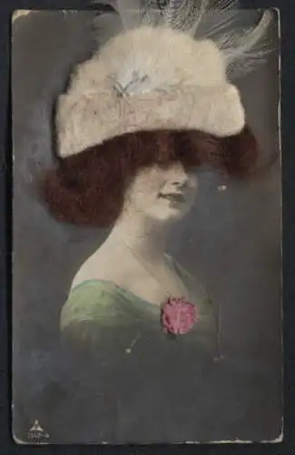 Echt-Haar-AK Dame mit federgeschmücktem Hut