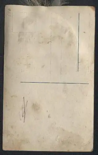 Echt-Haar-AK Dame mit federgeschmücktem Hut