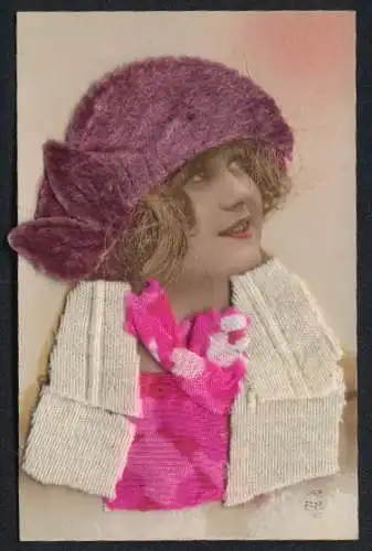 Echt-Haar-AK Junge Frau mit Mütze