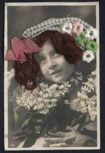 Echt-Haar-AK Frau mit Blumenstrauss