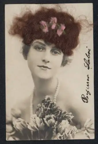 Echt-Haar-AK Junge Frau mit Blumenstrauss