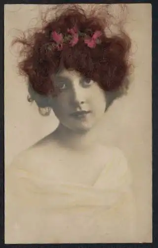 Echt-Haar-AK Junge Frau mit Blumen im Haar