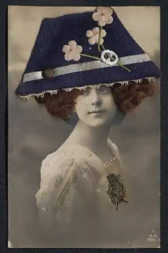 Echt-Haar-AK Junge Dame mit grossem Hut