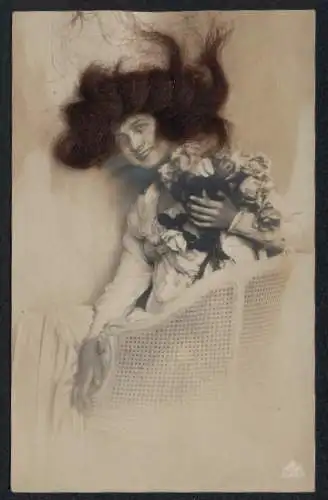 Echt-Haar-AK Junge Frau mit Blumenstrauss