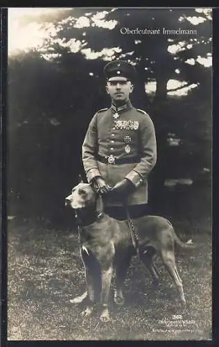 Foto-AK Sanke Nr.362: Flugzeug-Leutnant Max Immelmann in Uniform mit seiner Dogge