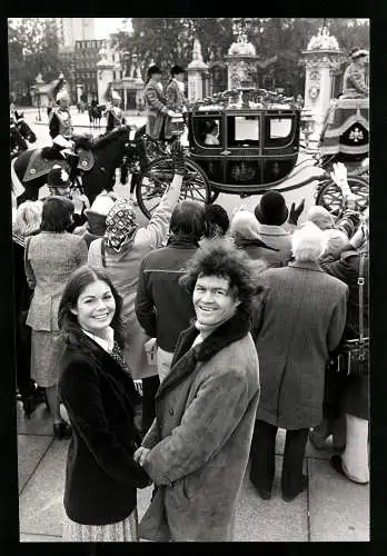 Fotografie Micky Dolenz (The Monkees) mit Freundin bei einer Parade der Queen Elizabeth welche in Kutsche vorbeifährt
