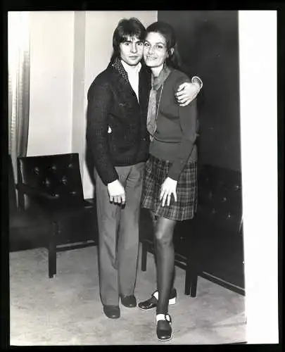 Fotografie Davy Jones sänger von The Monkees mit seiner Frau im Minirock, Grossformat 18 x 25cm
