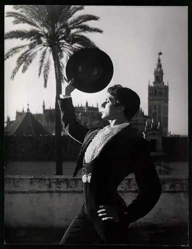 Fotografie Serge Lido, Paris, spanischer Tänzer Antonio Ruiz Soler in Sevilla vor der Giralda