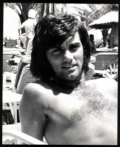 Fotografie englischer Fussballer Georg Best sonnt sich im Urlaub am Strand, Grossformat 21 x 25cm