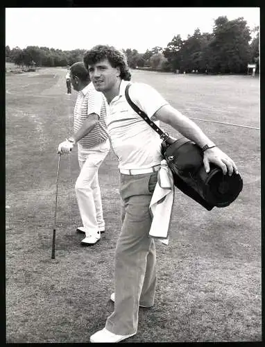 Fotografie ehemaliger Fussballspieler auf dem Golplatz als Caddie, Grossformat 19 x 25cm