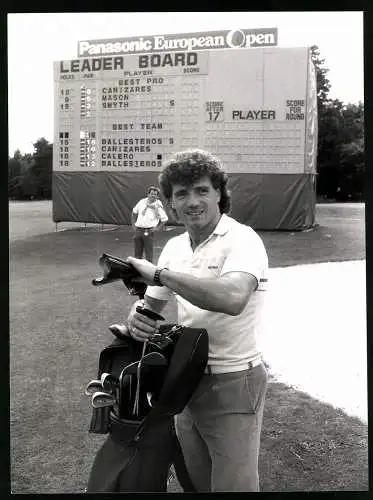 Fotografie englischer Fussball Profi Kevin Keagan als Golfspieler mit Golftasche bei den Panasonic European Open