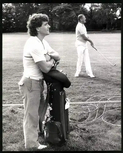Fotografie ehemaliger englischer Fussball Profi Kevin Keagan als Golf Caddie bei den Panasonic European Open, 21 x 25cm