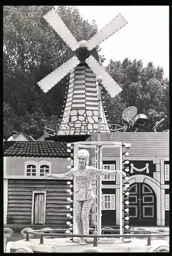Fotografie Britische Sängerin Dusty Springfield vor einer Windmühle in einem Freizeitpark, Grossformat 17 x 25cm