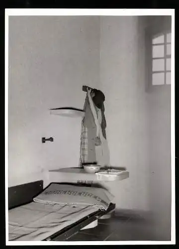 Fotografie Bon-Foto, Stuttgart, Innenansicht eines Jugendherbergs Schalfraum, gestaltet wie eine Gefängniszelle