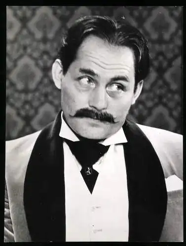 Fotografie britischer Schauspieler und Schriftsteller Robert Shaw im Anzug