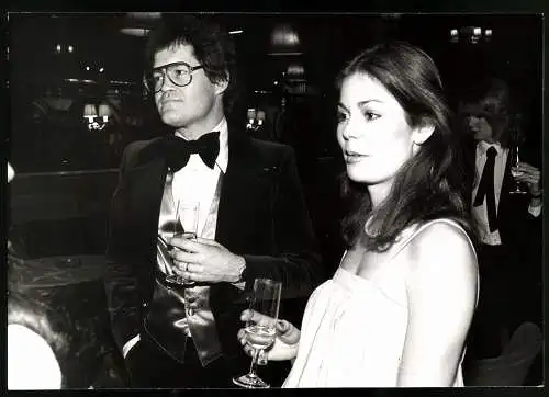 Fotografie britischer Musiker Micky Dolenz (Mitglied von The Monkees) mit seiner Frau, Grossformat 25 x 17cm