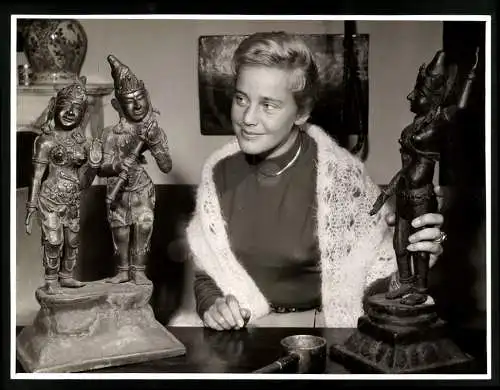 Fotografie Ottfried Schmidt, München, österreichisch-schweizerische Schauspielerin Maria Schell in ihrer Wohnung