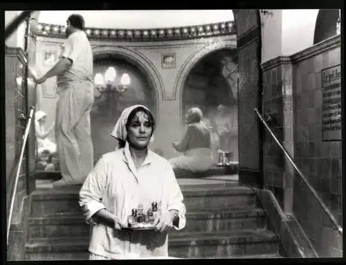 Fotografie Schauspielerin Maria Schell im Dampfbad als Krankenschwester, Filmszene