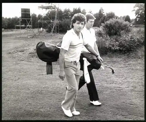 Fotografie englischer Fussballspieler Kevon Keagan als Golf Caddie bei den Panasonic European Open, Grossformat 25 x 21cm