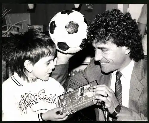 Fotografie ehemaliger englischer Fussballprofi Kevin keagan schenkt Kind Videokassette Keagans Kids, 25 x 20cm