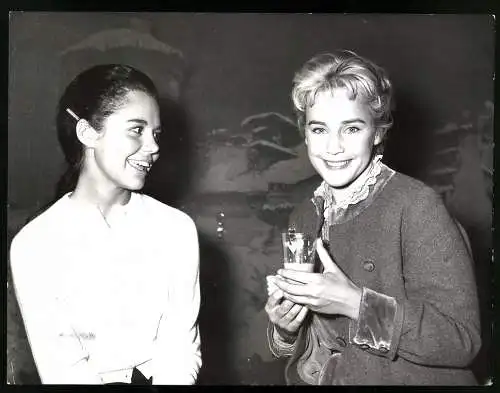 Fotografie Schauspielerin Maria Schell mit Vietnamesin Giorgia