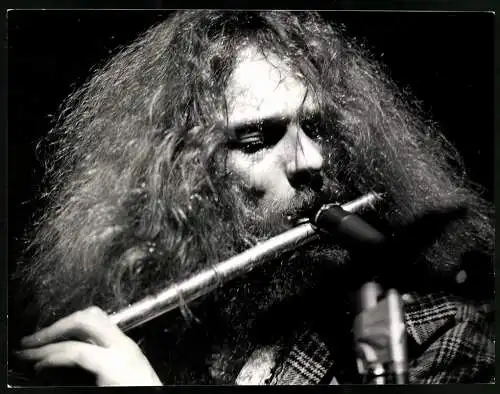 Fotografie schottischer Musiker Ian Anderson spielt Flöte, Frontman der Band Jethro Tull, Grossformat 25 x 19cm