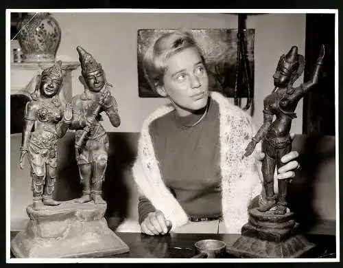 Fotografie Ottfried Schmidt, München, öster.-schweizerische Schauspielerin Maria Schell in ihrer Münchner Wohnung