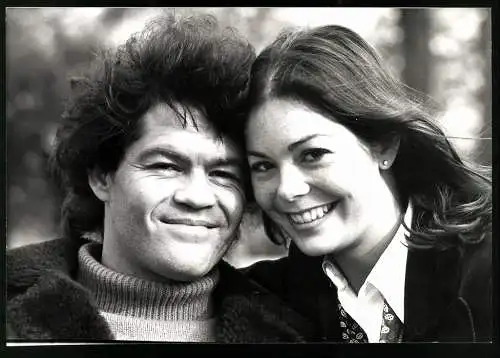 Fotografie Micky Dolenz, Sänger der The Monkees mit seiner Frau, Grossformat 25 x 18cm