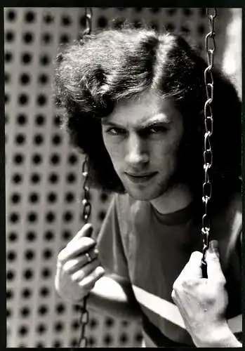 Fotografie Kahana, London, Portrait John Weider von The Animals auf einer Schaukel, Grossformat 21 x 30cm