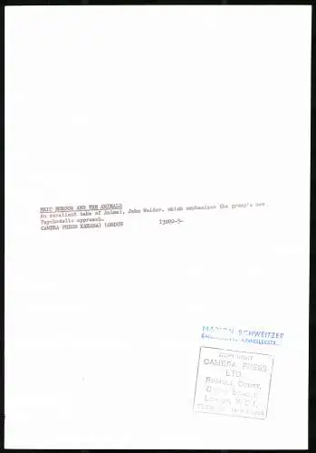 Fotografie Kahana, London, Portrait John Weider von The Animals auf einer Schaukel, Grossformat 21 x 30cm