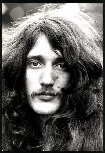 Fotografie Bassgitarrist Philip Nestor von der Band Gryphon, Grossformat 20 x 29cm
