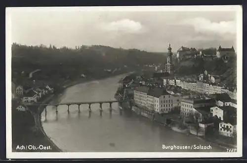 AK Burghausen /Salzach, Ach, Panorama mit Burg und Brücke