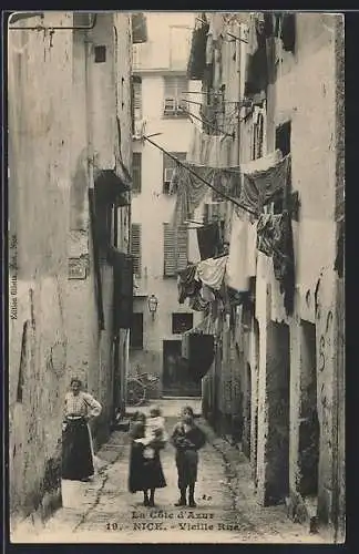 AK Nice, Vieille Rue avec linge suspendu et passants