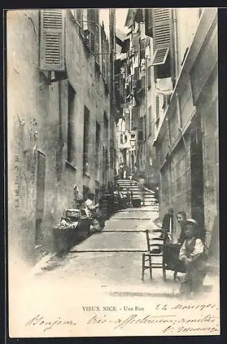 AK Nice, Une rue étroite dans le Vieux-Nice avec habitants assis