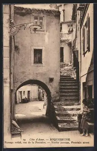 AK Roquebrune, Passage voûté de la rue de la Fontaine