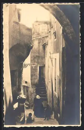 AK Village inconnu, Femme et enfants dans une ruelle étroite et pittoresque
