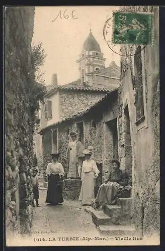 AK La Turbie, Vieille Rue animée avec habitants en costume d`époque