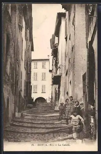 AK Biot, La Calade avec des enfants sur les marches