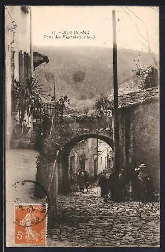 AK Biot, Porte des Migraniers (1666) et rue pavée animée
