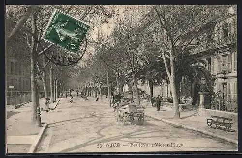 AK Nice, Boulevard Victor-Hugo avec palmiers et passants