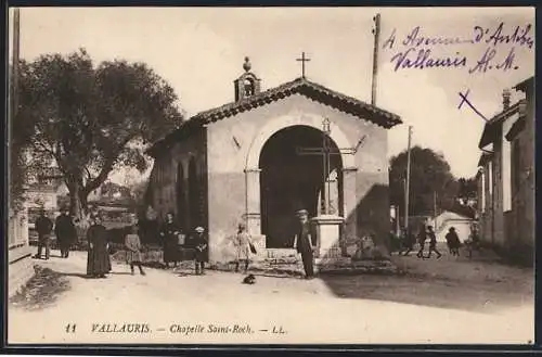 AK Vallauris, Chapelle Saint-Roch avec passants sur la place