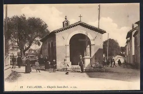 AK Vallauris, Chapelle Saint-Roch avec des habitants devant l`église