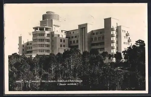 AK Le Cannet, Institut d`Actinologie avec architecture moderne et forêt environnante