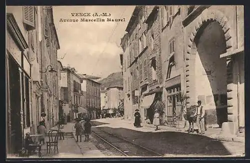 AK Vence, Avenue Marcellin Maurel avec passants et architecture historique