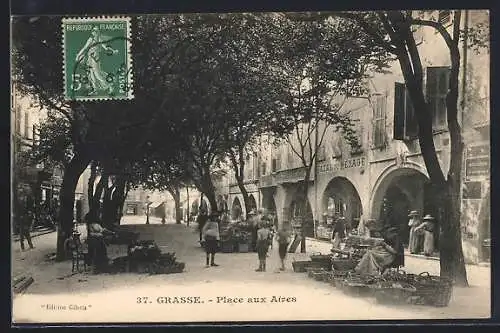 AK Grasse, Scène de marché sur la Place aux Aires avec arcades et arbres
