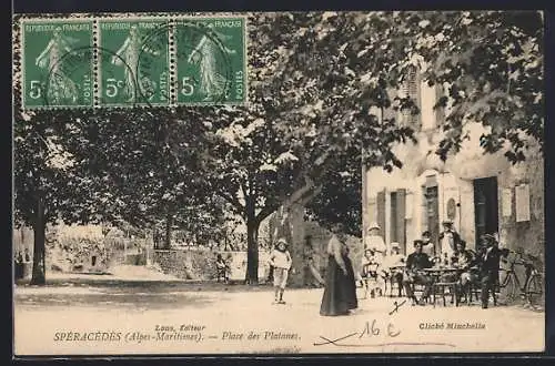 AK Spéracèdes, Place des Platanes animée avec terrasses et promeneurs
