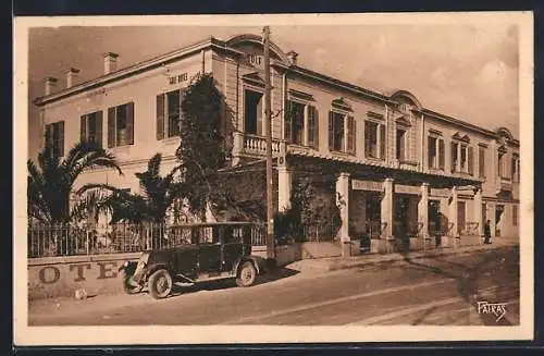 AK Cagnes-sur-Mer, Vue du Golf Hôtel avec voiture ancienne devant l`entrée