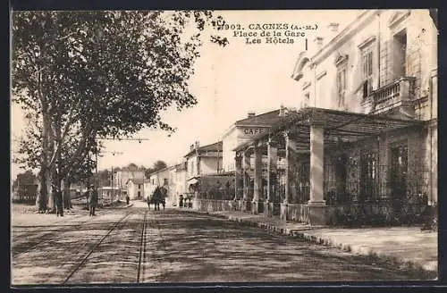 AK Cagnes, Place de la Gare avec hôtels et café, vue des rails et chevaux